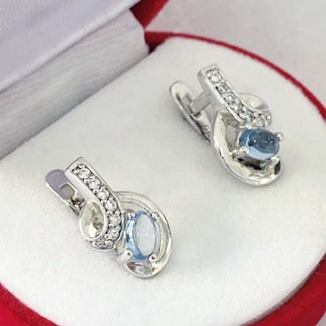 N6431 ต่างหูพลอยโทพาซแท้ ( Natural Topaz ) เฉดสีสกาย แบบอิงลิชล็อค ตัวเรือนเงินแท้925 ชุบทองคำขาว