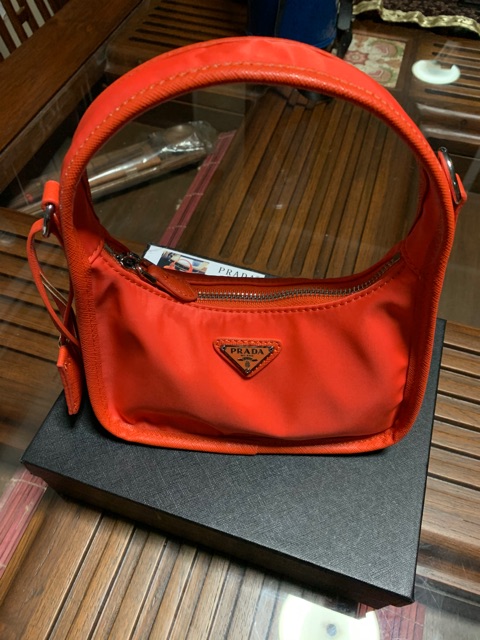 PRADA กระเป๋าสะพายข้าง new
