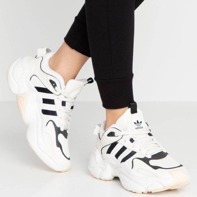 Adidas originals  magmur runner w แบบเป้ยปานวาดใส่ / blackpink