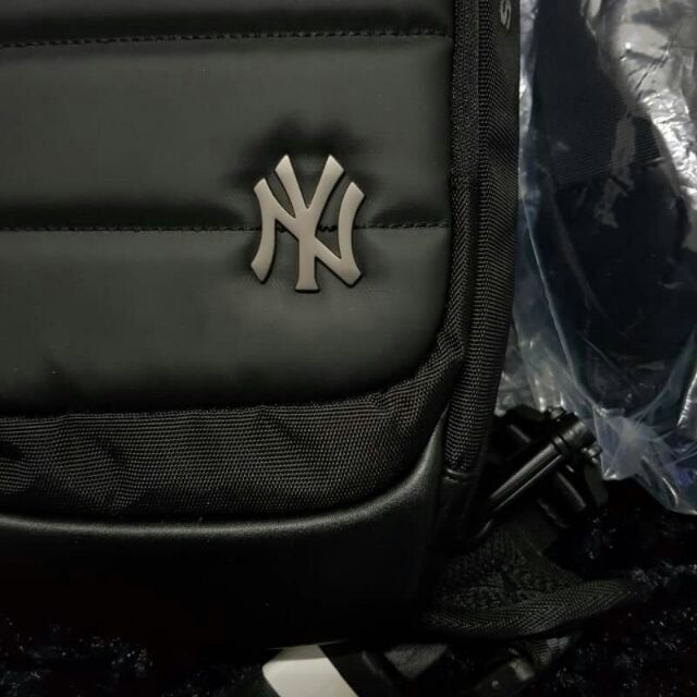 กระเป๋าคาดอก NY ดำ
รหัส 32BGA2741
ขนาด 33×17×6cm