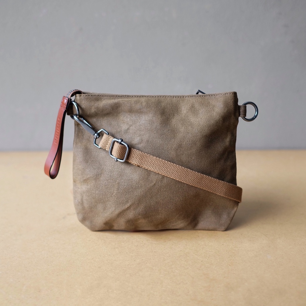 กระเป๋าผ้าแคนวาส A5 KIT BAG (สีน้ำตาล)