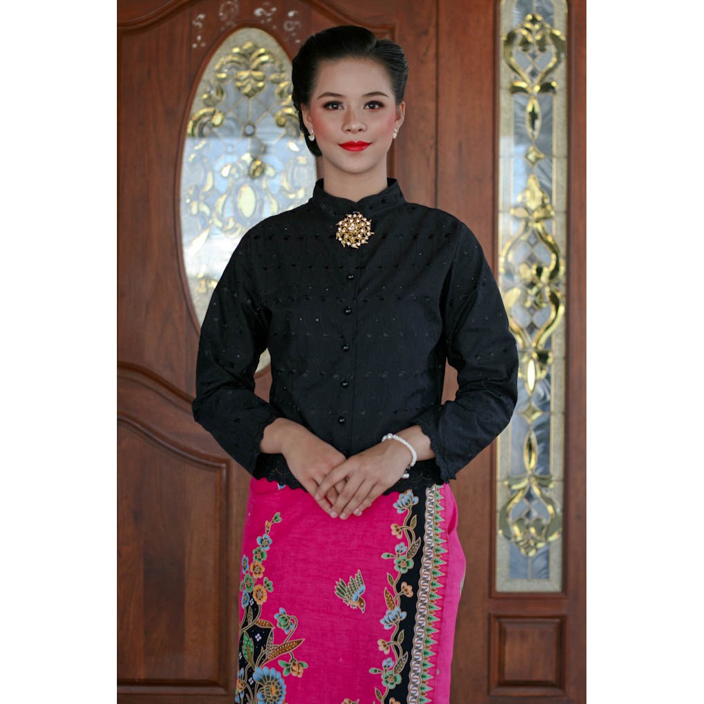 เสื้อลูกไม้ไทยปักลาย ชุดสุภาพสีดำ เสื้อบาบ๋าสีดำ คอจีน กระดุมมุกดำ