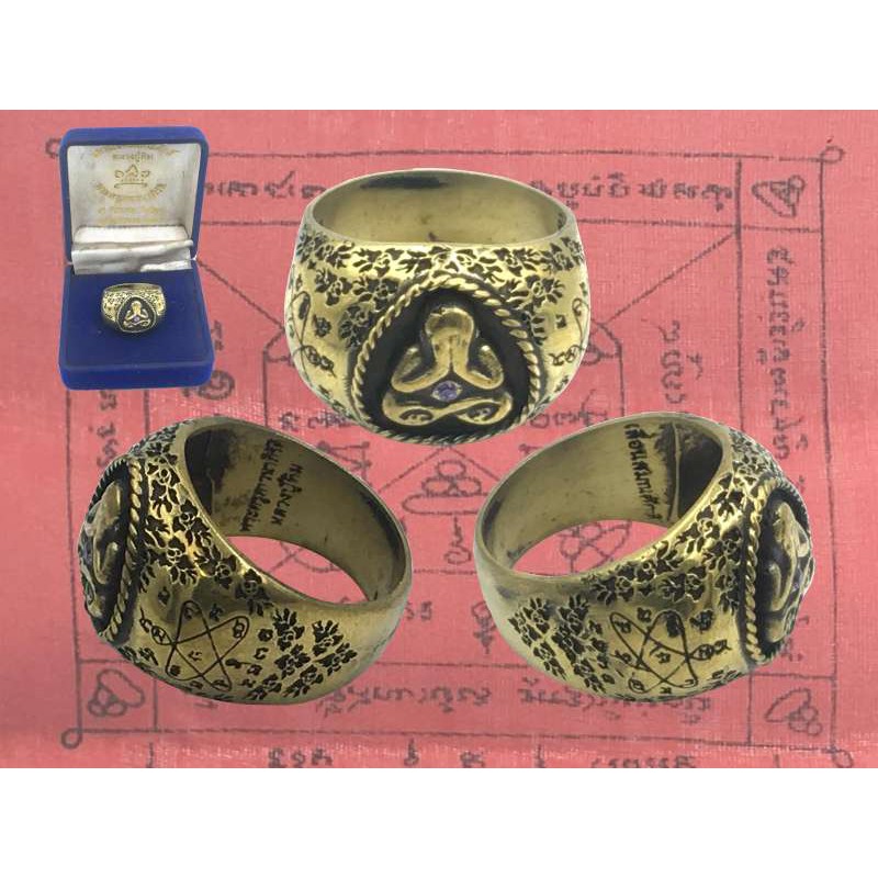 แหวนพระปิดตา หลวงปู่ทิม เนื้อสำริด รุ่นเลื่อนสมณศักดิ์ วัดละหารไร่ จ.ระยอง ทับทิมม่วง 5 ธันวาคม 2507