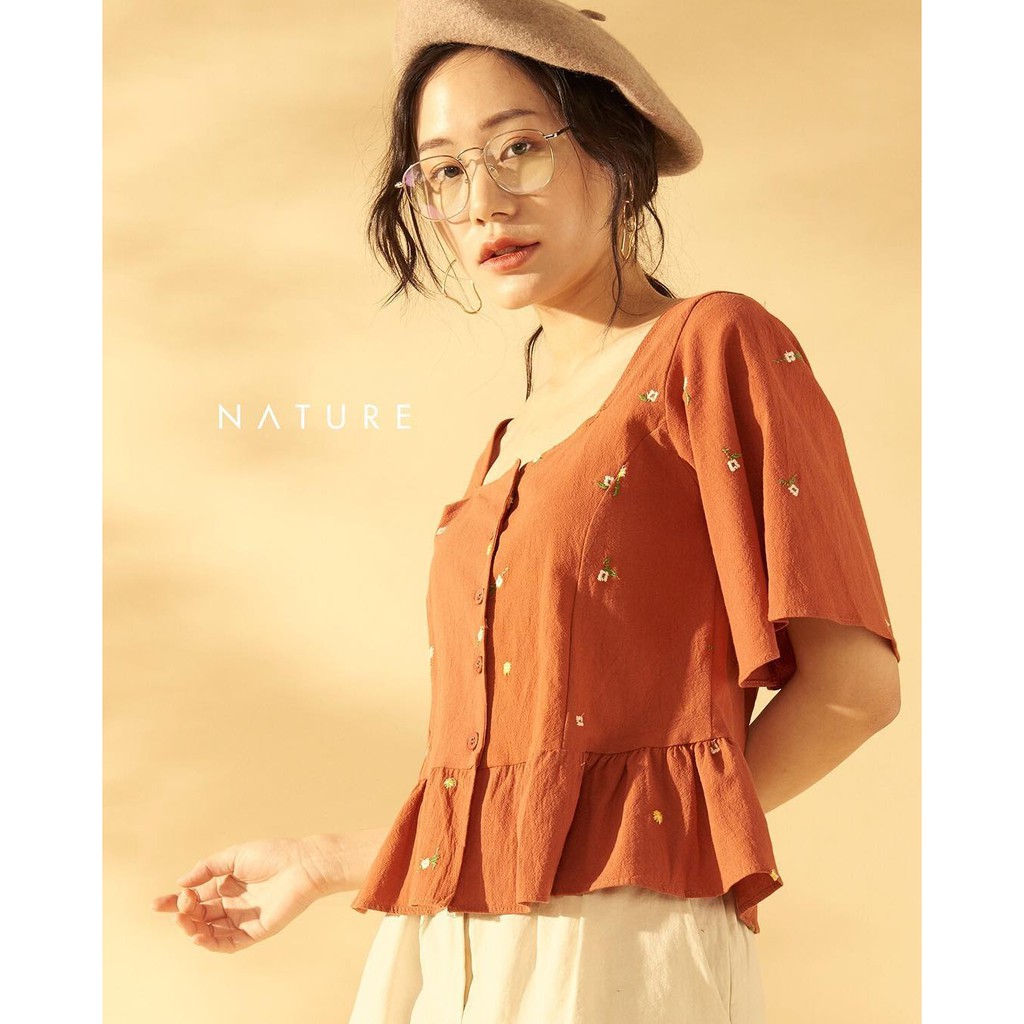 เสื้อลินิน ปักลายดอกไม้ แบรนด์ nature.bkk