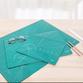 Deli Cutting Mat PVC แผ่นรองตัดกระดาษ สีเขียว แบบสองด้าน PVC อุปกรณ์สำนักงาน แผ่นรองตัด