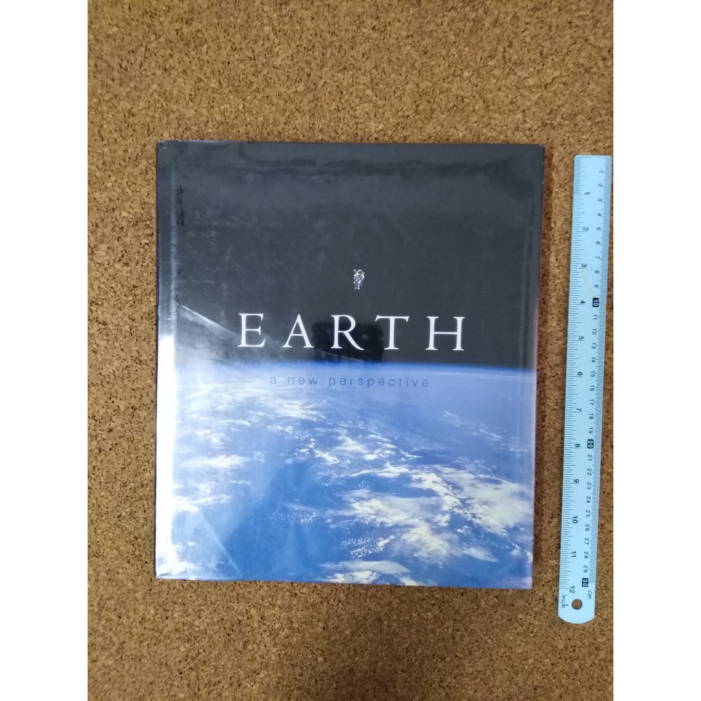 หนังสือ Earth A New Perspective by Nicolas Cheetham