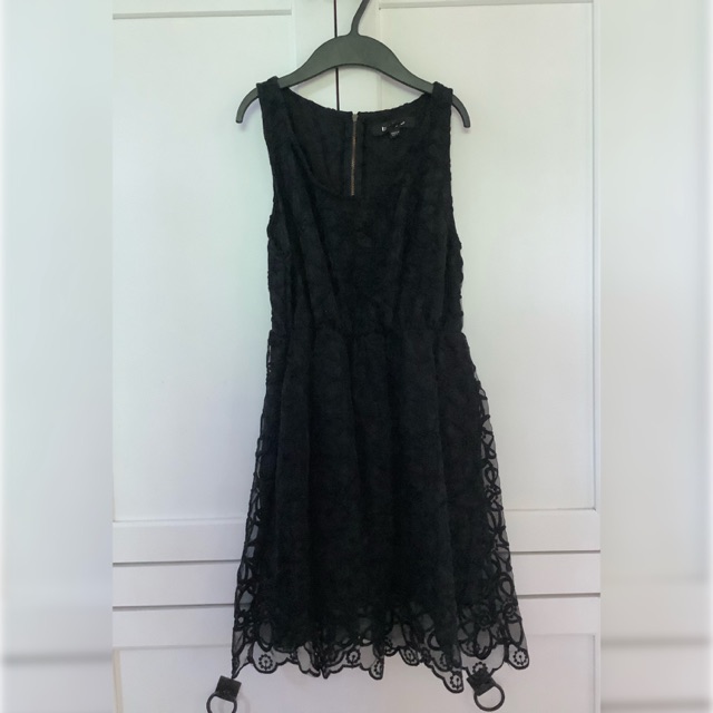 ชุดเดรสสั้น ลูกไม้ Kookai