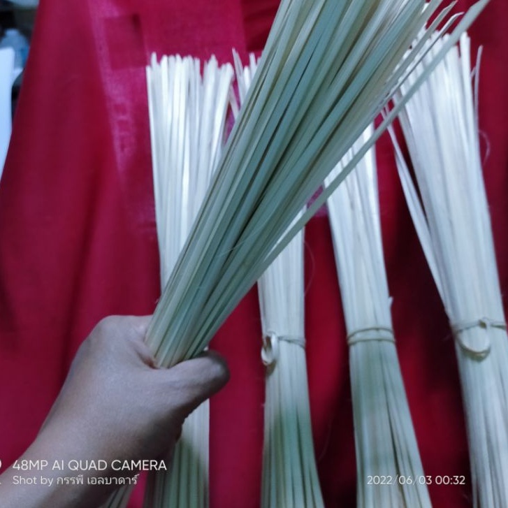 ตอกไม้ไผ่ มัดข้าวต้มมัด มัดข้าวในนา มัดงานจักสานต่าง ๆ Thin bamboo stripes 1 กำ 100 กรัม (100-120 เส้น) ยาว 40 เซนติเมตร