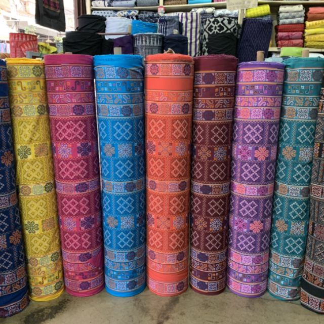 ผ้าพิมพ์​ลายปักเย้า ลายปักม้ง คละสี (เมตร)