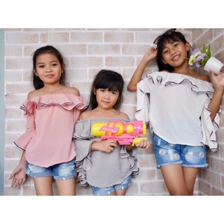🛍 #แฟชั่นเด็ก สุดคิ้วท์ มาแล้วจ้าาาาา  เสื้อเปิดไหล่ แต่งระบายย้วย  ติดเทปที่ระบาย  สีสันสดใส  น่ารักสมวัยนร๊าาาาา