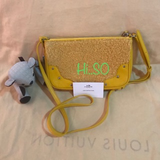 💕New!!กระเป๋า Cross body “Coach” หนังสีเหลือง แต่งขนนุ่มและน่ารักมาก