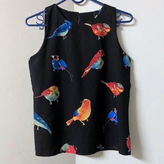 เสื้อแขนกุดลายนกสีดำ