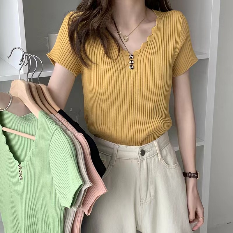 เสื้อผ้าแฟชั่นผู้หญิง คอวี แต่งกระดุมหน้า เสื้อผู้หญิงแขนสั้นผ้ายืด เสื้อยืดหญิง