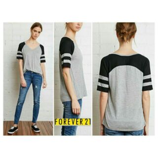 Forever21T Shirt Top.
เสื้อยืดแขนสั้น คอวี ผ้าเนื้อยืด ใส่สบาย อยู่ทรง แต่งแทบสีผ้าสวย ดูดี