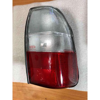 ไฟท้าย (เฉพาะเสื้อไฟ) Mitsubishi Strada ข้างขวา เลนส์ ขาว/ขาว/แดง ยี่ห้อ Diamond