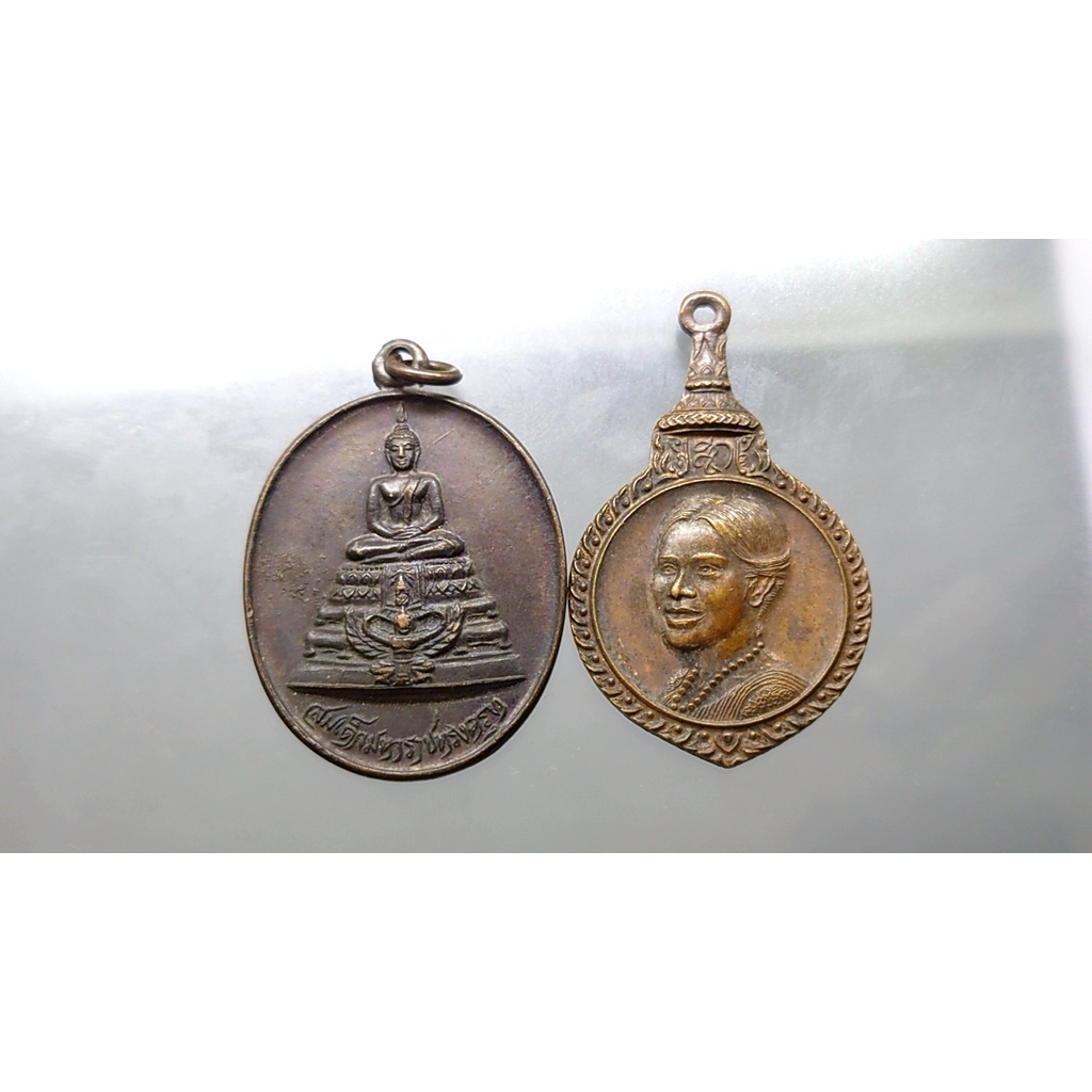 เหรียญ เนื้อทองแดง(2 เหรียญ)ราชินี และ พระเทพๆ ปีลึก หายาก เก่าเก็บ