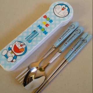 ชุด set กล่อง ช้อน ส้อม ตะเกียบ ลาย โดเรม่อน Doraemon ขนาดกล่อง 8x2 นิ้ว