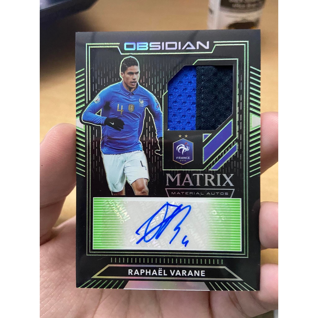 การ์ด ลายเซ็น ชิ้นส่วนเสื้อ ราฟาเอล วาราน Raphael Varane  รุ่น Panini Obisidian ปี 2019 รัน /25 ใบใน