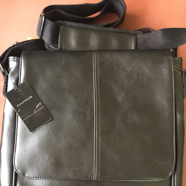 กระเป๋าสะพายหนัง Dapper สะพายไหล่ผู้ชาย สีดำ