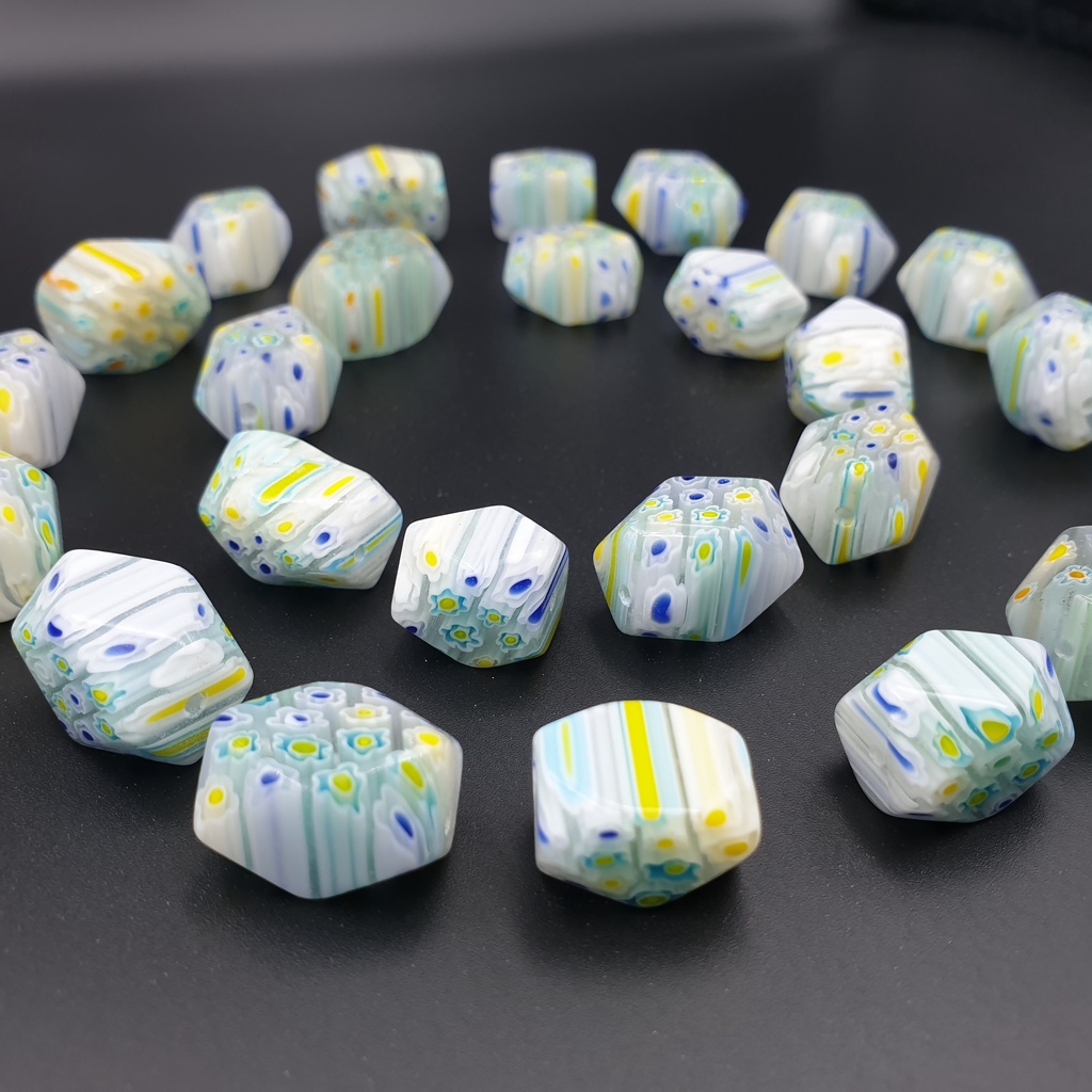 ลูกปัดแก้วมิลิไฟออรีรูปทรงนักเก็ทสี่เหลี่ยมตัดมุม (Millefiori Glass Bead) Faceted Nugget 12x16 mm สีขาว (LZ-05