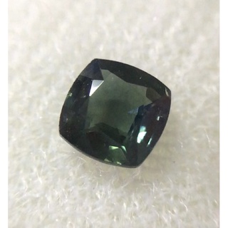 GREEN SAPPHIRE เขียวส่องแท้ 0.69 กะรัต พลอยเนื้อสะอาด สีสวย ไฟดี