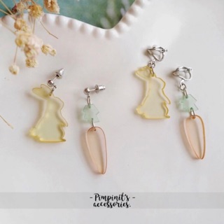 📬 พร้อมส่ง : 🐰🥕 ต่างหูระย้าอะคริลิคลายกระต่ายและแครอท | Rabbit And Carrot Acrylic Drop Earring.