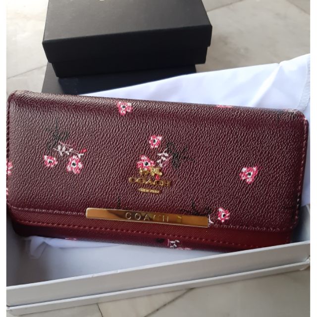 กระเป๋าสตางค์ใบยาว Coach สีแดงไวน์ ลายดอกไม้ เปิดได้ 2 ชั้นของมือ 1 พร้อมกล่อง+ถุงผ้า+การ์ด ถูกสุดในช้อปปี้แล้วค่ะ