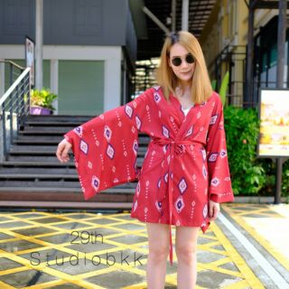 สื้อคลุม ทรงแขน kimono มาพร้อมเชือกผูกเอว ใส่เป็นเดรส หรือเสื้อคลุมก็ได้หมดค้า เนื้อผ้าพ