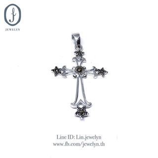 จี้รูปไม้กางเขนฉลุ ตรงปลายเป็นรูปดาวฝังแมกกาไซด์ (Marcasite) ทำจากเงินแท้ (Silver 925)