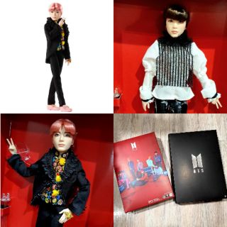 กรี๊ดหนักมาก ตุ๊กตา BTS จากแบรนด์ BARBIE บอกเลยว่าพรีเมี่ยมสุด รุ่นนี้มาพร้อมฐานตั้ง👍 เสื้อผ้าหน้าผม บาร์บี้เขาเป๊ะเว่อ