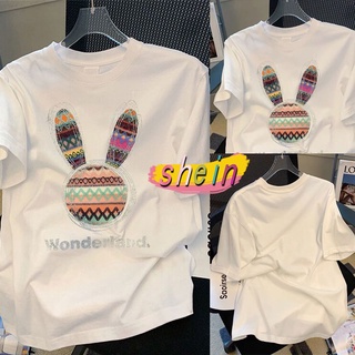 Shein  เสื้อโอเวอร์ไซส์สกรีนลาย เสื้อยืดแขนสั้นสไตล์เกาหลี เสื้อยืดผู้หญิงแฟชั่นสาวอวบสีขาว ใส่สบาย 2353