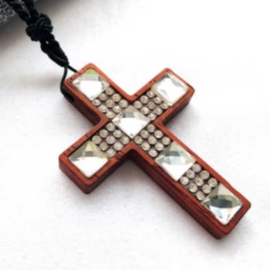 CRYSTAL White Mahogany CROSS Casual NECKLACE (5.8 ซม. X 4.2 ซม.) CRYSTAL RED WOOD CROSS NECKLACE