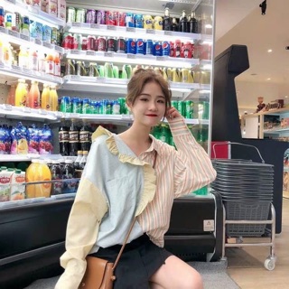 เสื้อเชิ้ตแต่งระบายลายริ้ว มีกระเป๋าที่อกขวา ด้านหลังมีกระดุมเปิดได้จริง สีน่ารักฝุดๆ