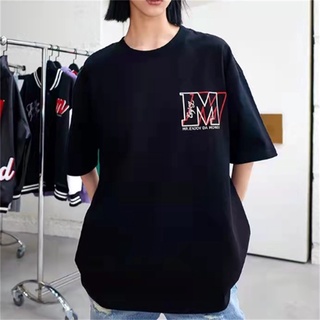 เสื้อยืดแขนสั้นลําลอง พิมพ์ลายตัวอักษร MEDM ทรงหลวม แบบเรียบง่าย สไตล์สตรีท แฟชั่นสําหรับผู้ชาย และผู้หญิง S-5XL