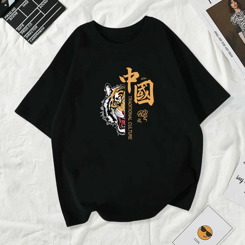 เสื้อแฟชั่น สาวน่ารักเรียบง่าย พิมพ์ลาย ฤดูร้อน ลายใหม่ เสื้อยืดผู้หญิงและผู้ชาย พร้อมส่ง T-688