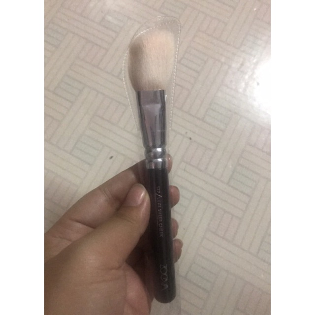 แปรงปัดแก้ม Zoeva แท้💯%  ขนแปรงธรรมชาติ นุ่ม สีขาว เหมาะกับการปัดแก้ม ไฮไลท์ หรือคอนทัวร์หน้า