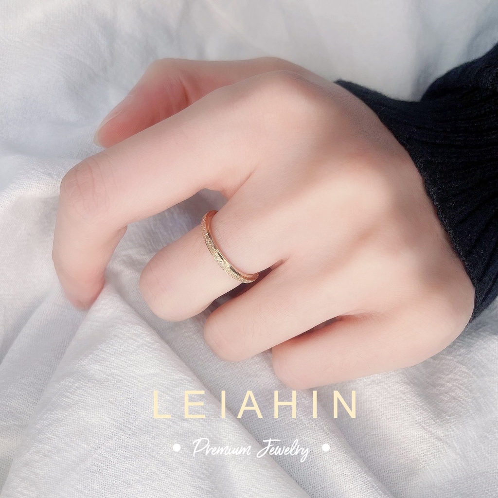 LEIAHIN แหวนสแตนเลส ห้ามลอกดำ ชุบทอง 100% 18K ปาร์ตี้ ของขวัญ เครื่องประดับแฟชั่น สำหรับผู้หญิง แหวนคู่รัก
