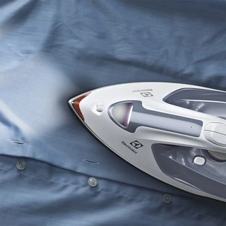 Electrolux เตารีดไอน้ำ กำลังไฟ 2400 วัตต์ Refine 700 รุ่น E7SI1-60WB สีขาว-เทา