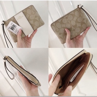 🎀 คล้องมือ 1S สีเบจลายซี คาดขาว F58035 CORNER ZIP WRISTLET IN SIGNATURE CANVAS LIGHT KHAKI/CHALK