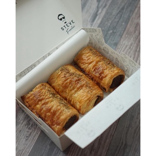 Beef &amp; Rosemary Sausage Roll Box / ซอสเซจโรลเนื้อและโรสแมรี่ กล่อง 3 ชิ้น