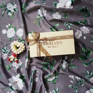 เซตผ้าพันคอลายมะลิ พร้อมพวงมาลัยสบู่มะลิ สี Etoupe  by TARATARN BOUTIQUE