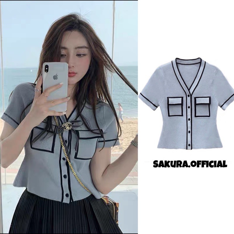 Sakura.official2089/HG.12#เสื้อเเฟชั่นเกาหลีวิหน้ากระดุม5เม็ดปักขอบดำ#เสื้อครอปท็อปเเต่งกระเป๋าหน้า2