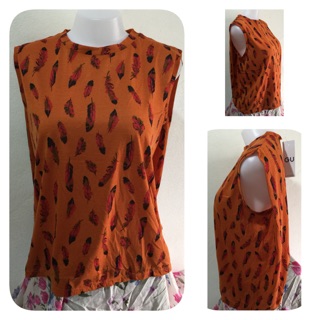เสื้อแขนกุด แบรนด์GU SIZE L ทรงสวย ผ้าเนื้อดีมากค่ะ