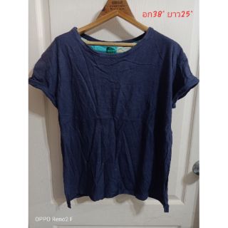 เสื้อยืดสีกรมท่า L. คอในแต่งลายดอก
