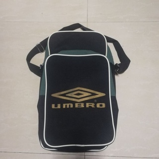 กระเป๋าใส่อุปกรณ์กีฬา umbro สีดำเขียว