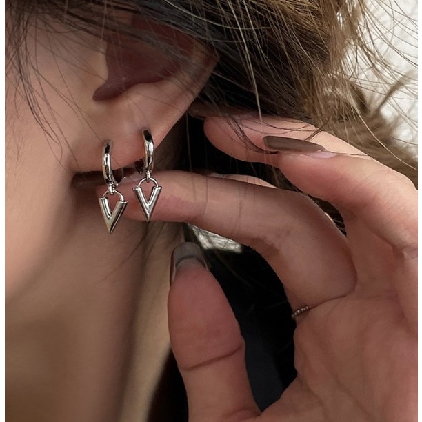 246-goodgift_station - Hoop small V earrings  ต่างหูห่วงกลมแบบล็อค ห้อยรูปตัว V