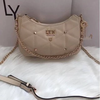 กระเป๋าสะพายข้างทรงพอช LY N ขนาด 8 นิ้ว 20x13x5 cm. มี 2 สาย กระเป๋าประดับหมุดหน้าโซ่ รุ่นนี้ขายดี พร้อมส่ง