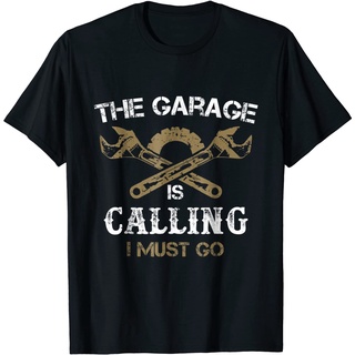 เสื้อยืดผ้าฝ้ายCOTTON เสื้อยืด ผ้าฝ้าย พิมพ์ลาย The Garage Is Calling Mechanic เหมาะกับของขวัญ สําหรับผู้ชายS-5XL