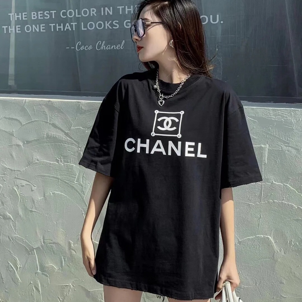 Chane.l < Tag+Collar Label > เสื้อยืดคอกลม แขนสั้น ผ้าฝ้ายแท้ พิมพ์ลาย ทรงหลวม สีดํา สีขาว สําหรับผู้ชาย และผู้หญิง