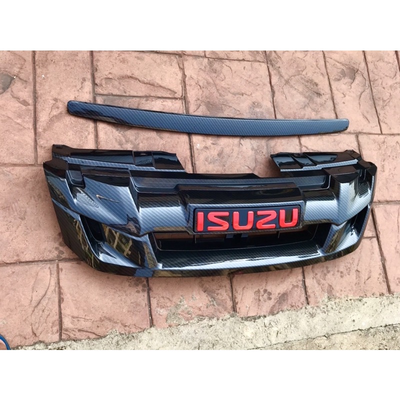 กระจังหน้า Dmax 2012-2015 พร้อมคิ้ว และ โลโก้แดง